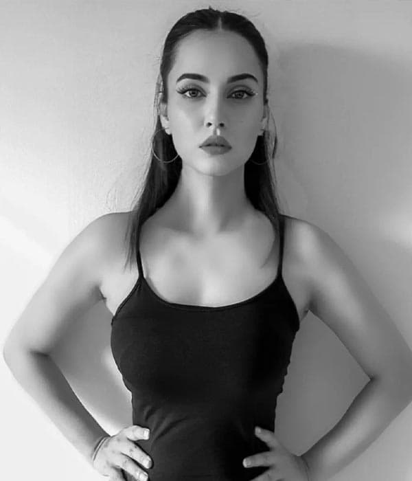 <p>Riney Aryaa<br></p>