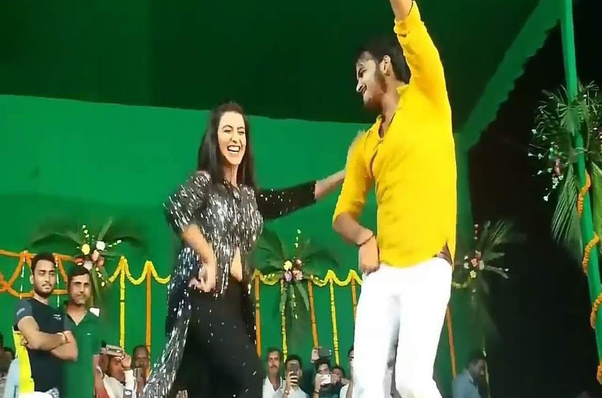 Akshara Singh And Arvind Akela Kallu Share The Stage