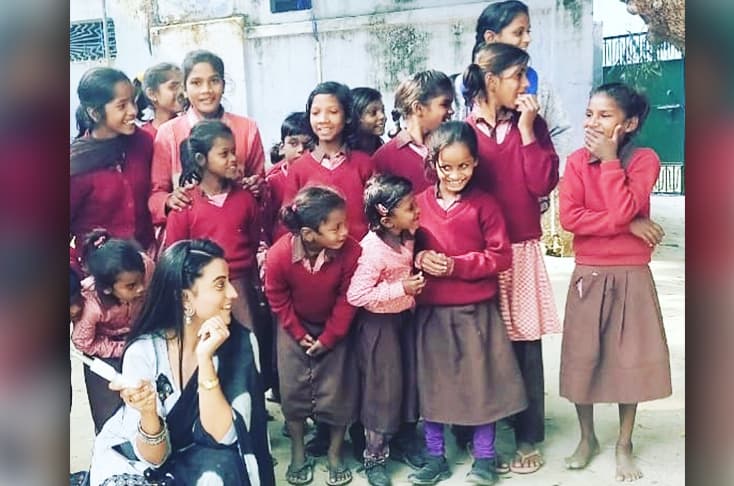 Akshara Singh enjoys with kids during the shoot of Shubh Ghadi Aayo