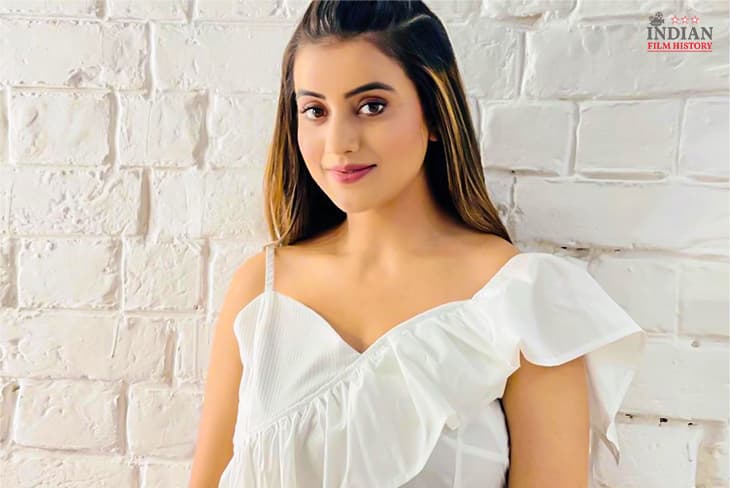 Akshara Singh Hits At A New Song With A Boomerang Video