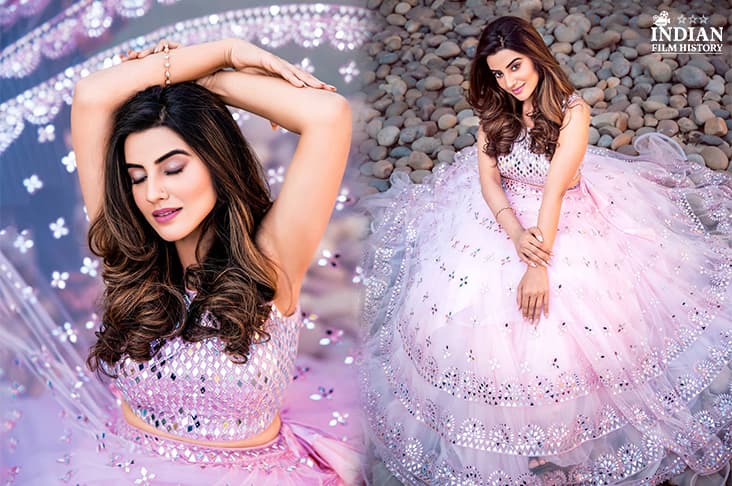 Akshara Singh Urges Fans To ‘Smell The Flowers’