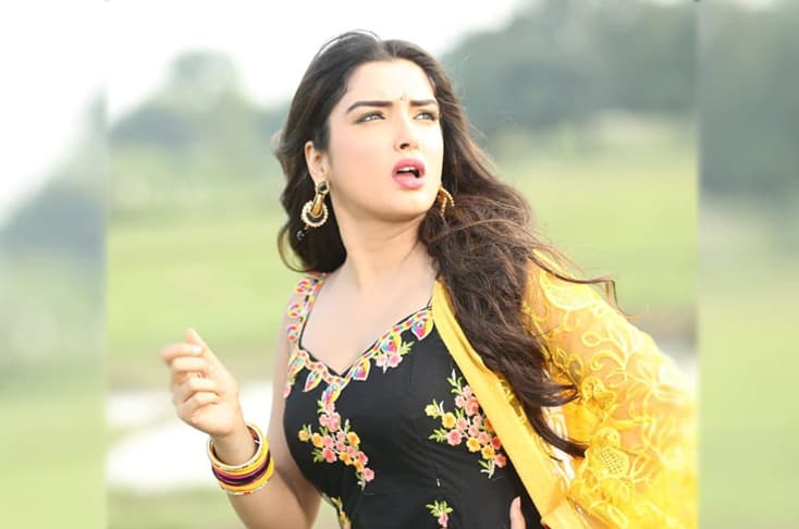 Amrapali Dubey’s look from Nirahua The Leader revealed