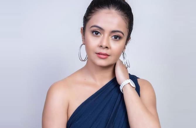 Devoleena Bhattacharjee Exits Bigg Boss 13 due to back injury