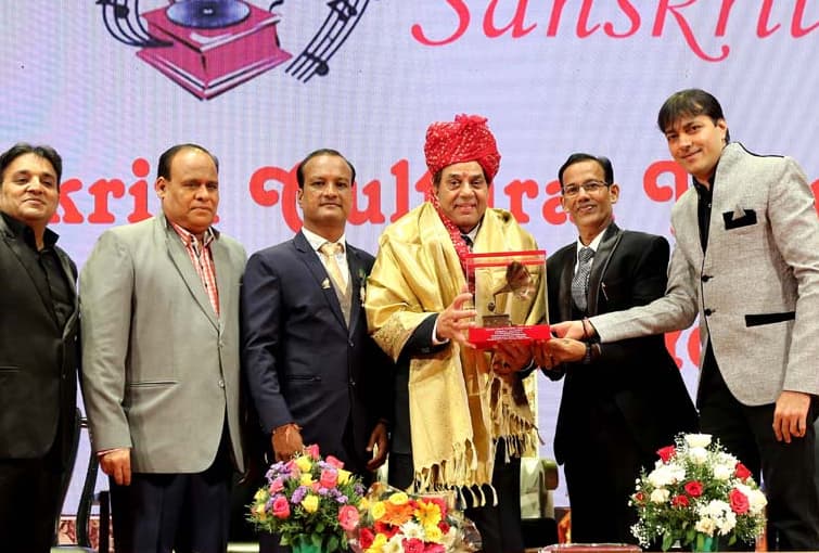 Dharmendra honored with the Sanskriti Kalashri Award