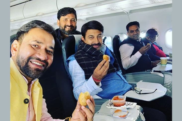 Dinesh Lal Yadav Enjoys A Meal On The Flight With Manoj Tiwari