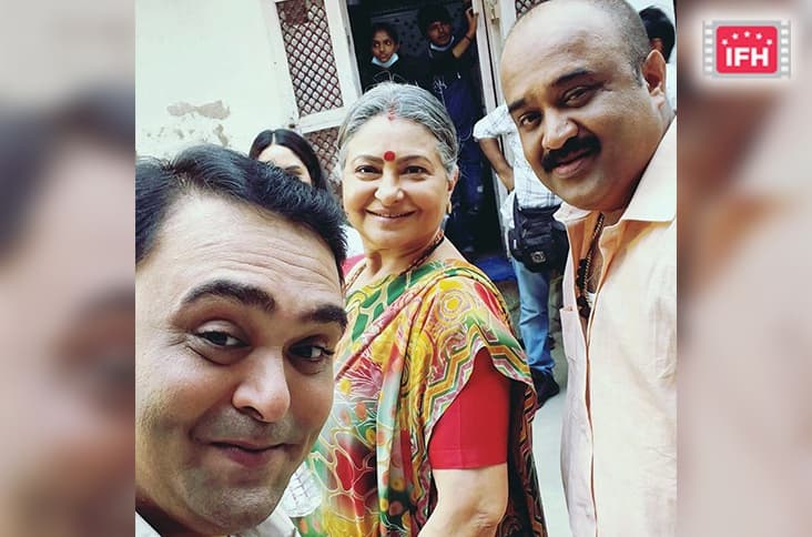 Hemang Dave Shares BTS Picture Featuring Smita Jaykar From His Film ‘Adako Dadko’