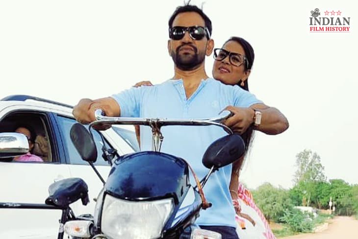 Nirahua Treats Fans To A Funny Still From His Upcoming Film ‘Sabka Baap Angutha Chaap’