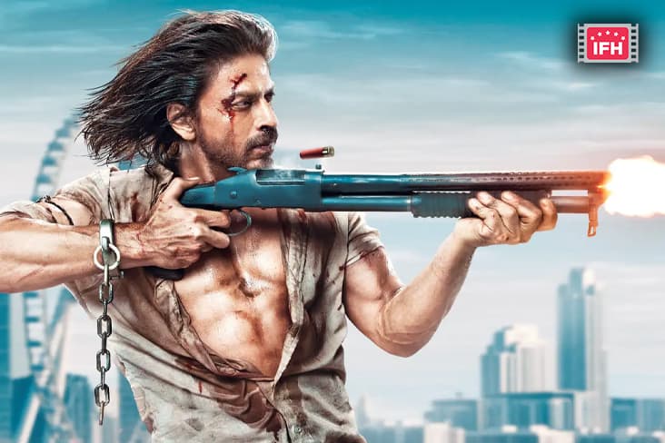 OMG! Shah Rukh Khan's 50,000 Fans Come Together To Watch The FIRST DAY FIRST SHOW Of Pathaan.