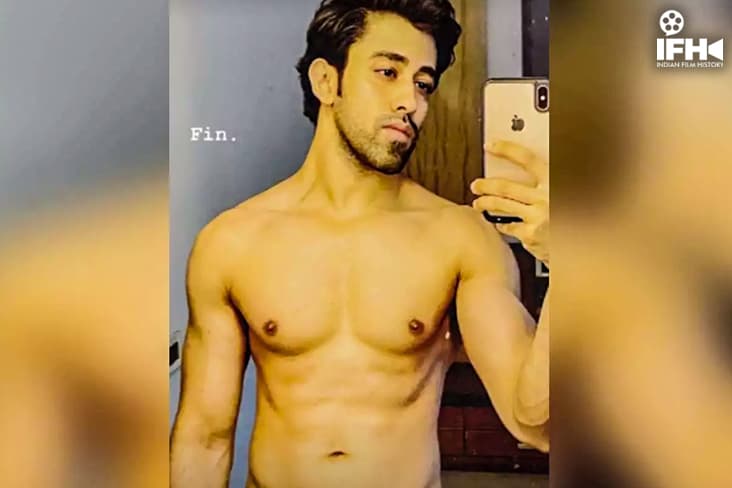 Pratik Deshmukh Shows Off His Chiseled Body In A Mirror Selfie
