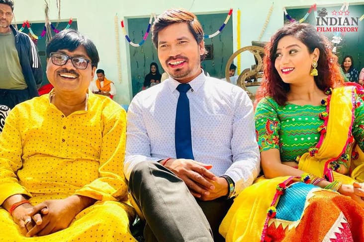 Pravesh Lal Yadav Chills With His Co-Stars On Set Of ‘Hamake Disha Mil Gail’