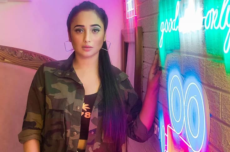 Rani Chatterjee Forgets Her Mask During Travel