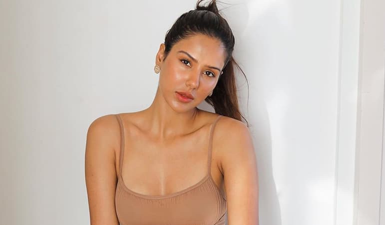 Sonam Bajwa becomes the victim of cyber crime