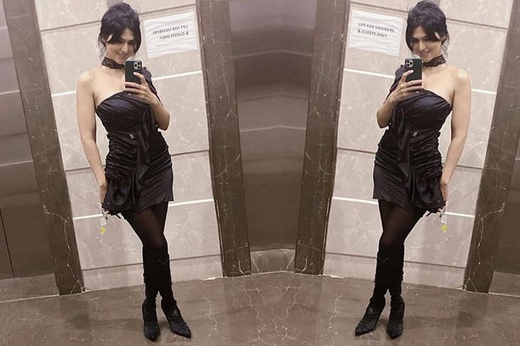 Trupti Toradmal Shows How To Take A Perfect Mirror Selfie