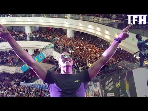 Akshay Kumar's Amazing Promotions STUNTS In Public | Padman