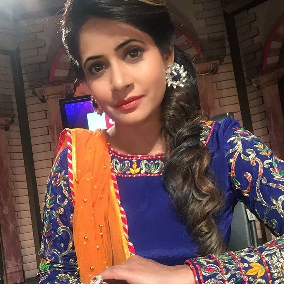 Miss Pooja — Singer