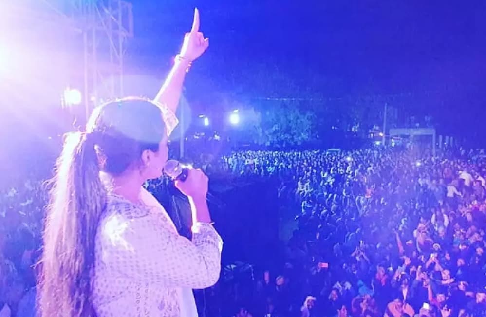 Akshara Singh enthralls a huge crowd in Deoghar