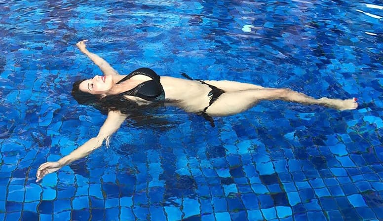 Monalisa mesmerizes her fans with a bikini click